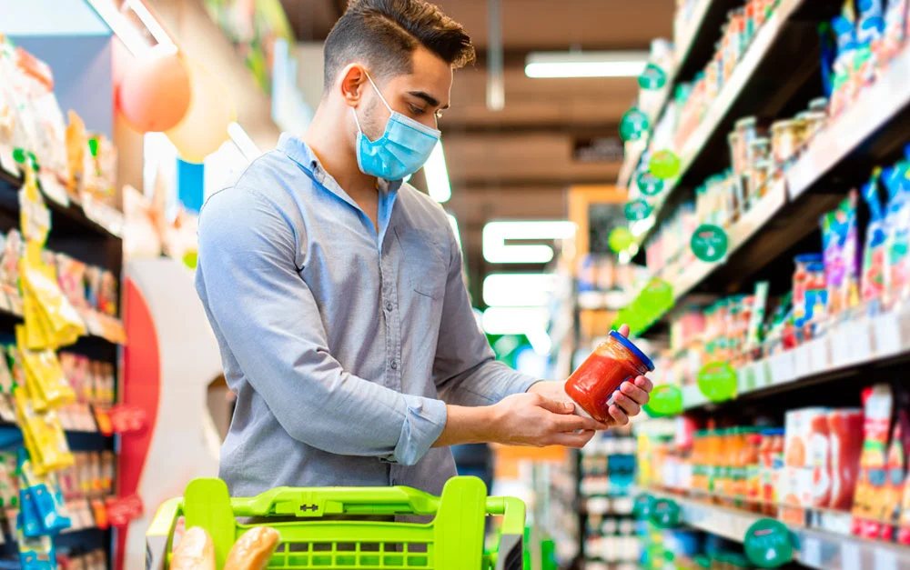 Homem olhando rótulo em mercado