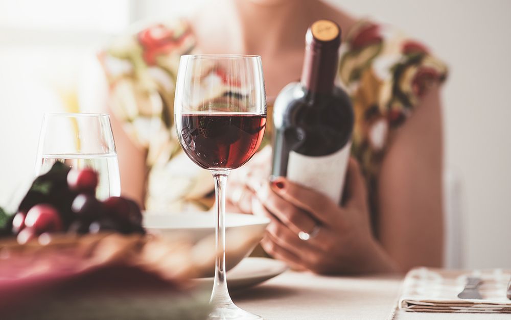 Mulher lendo rótulo de vinho