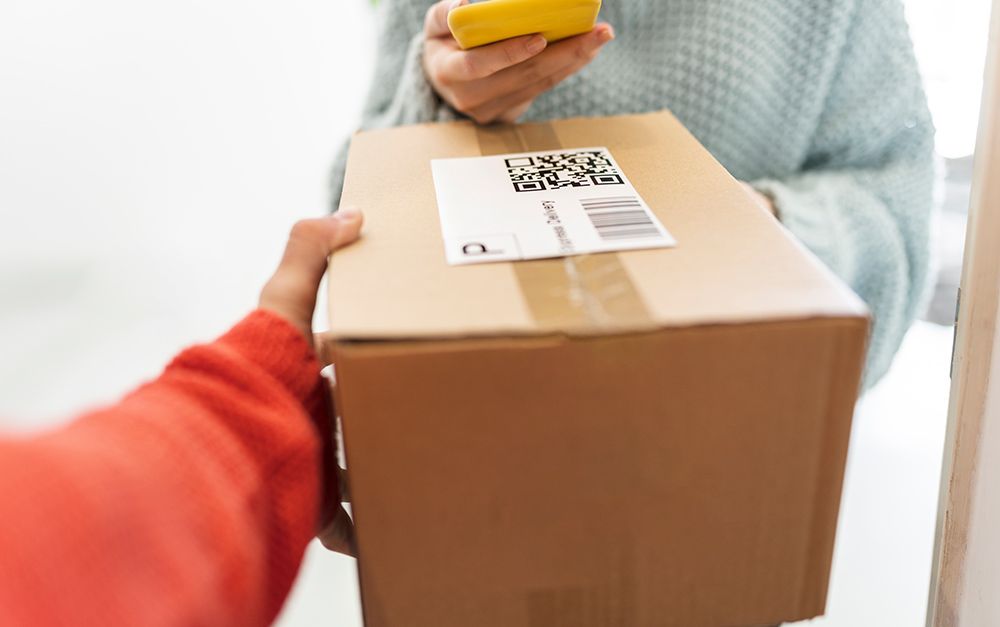 Pessoa pegando encomenda